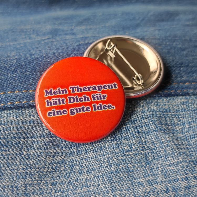 Ansteckbutton Mein Therapeut hält Dich für eine gute Idee auf Jeans mit Rückseite